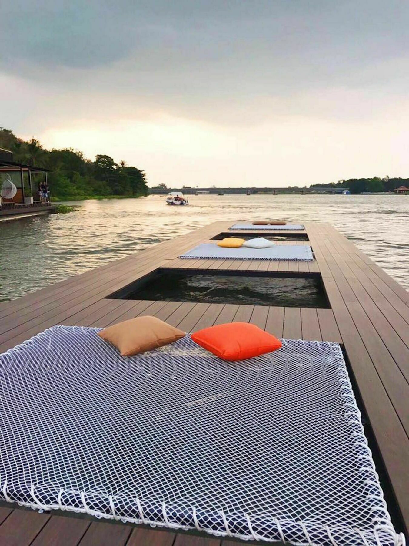 Blue Sky Raft At Kanchanaburi by Eksteriør bilde